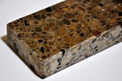 Образец использования полиуретановой пропитки на фрагменте бетона