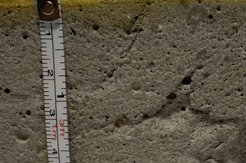 Фрагмент бетонного пола, обработанный грунтовкой глубокого проникновения